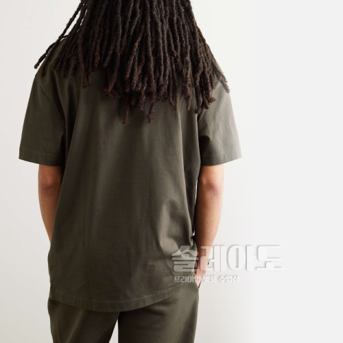 FEAR OF GOD ESSENTIALS 피오갓 에센셜 앞로고 23SS 반팔 티셔츠
